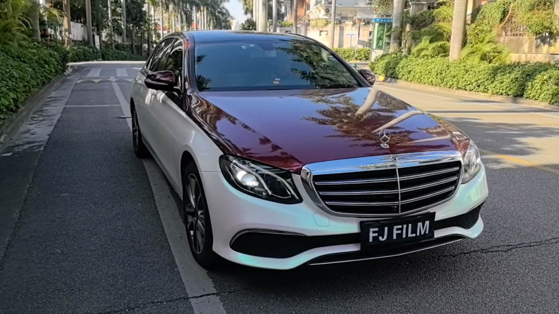 Mercedes-benz (The color of the car was changed to red and white)